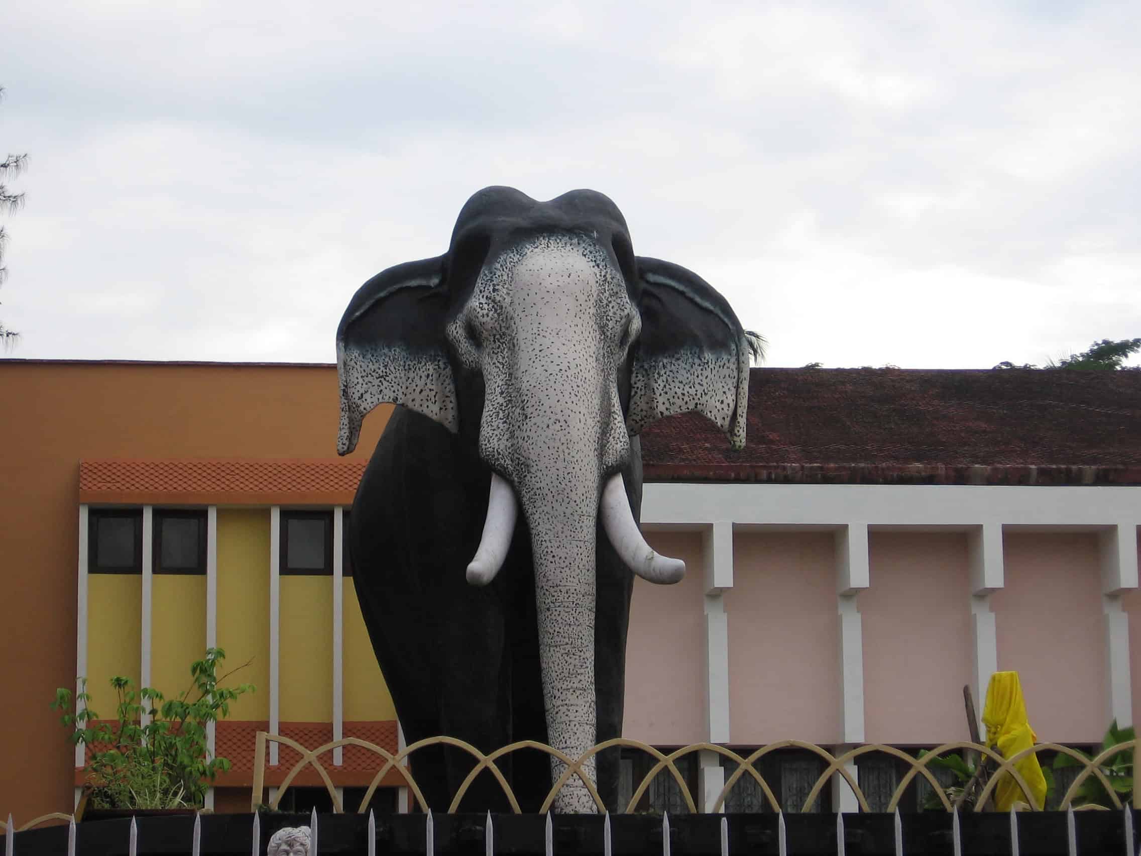 Statue of Guruvayur Kesavan at Guruvayur. Image Courtesy: Wikimedia Commons