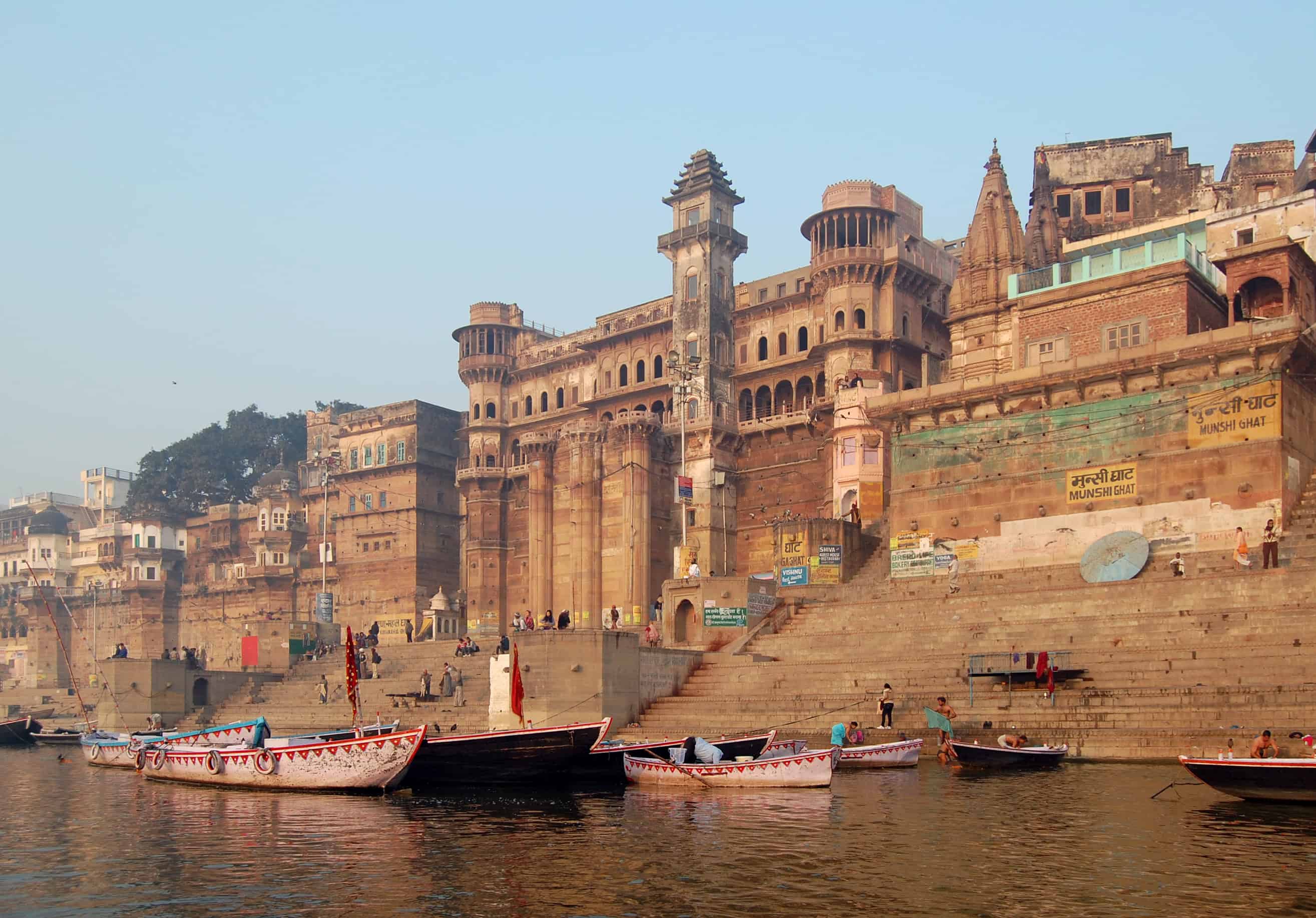Varanasi Munshi Ghat. Image Courtesy: Wikimedia Commons