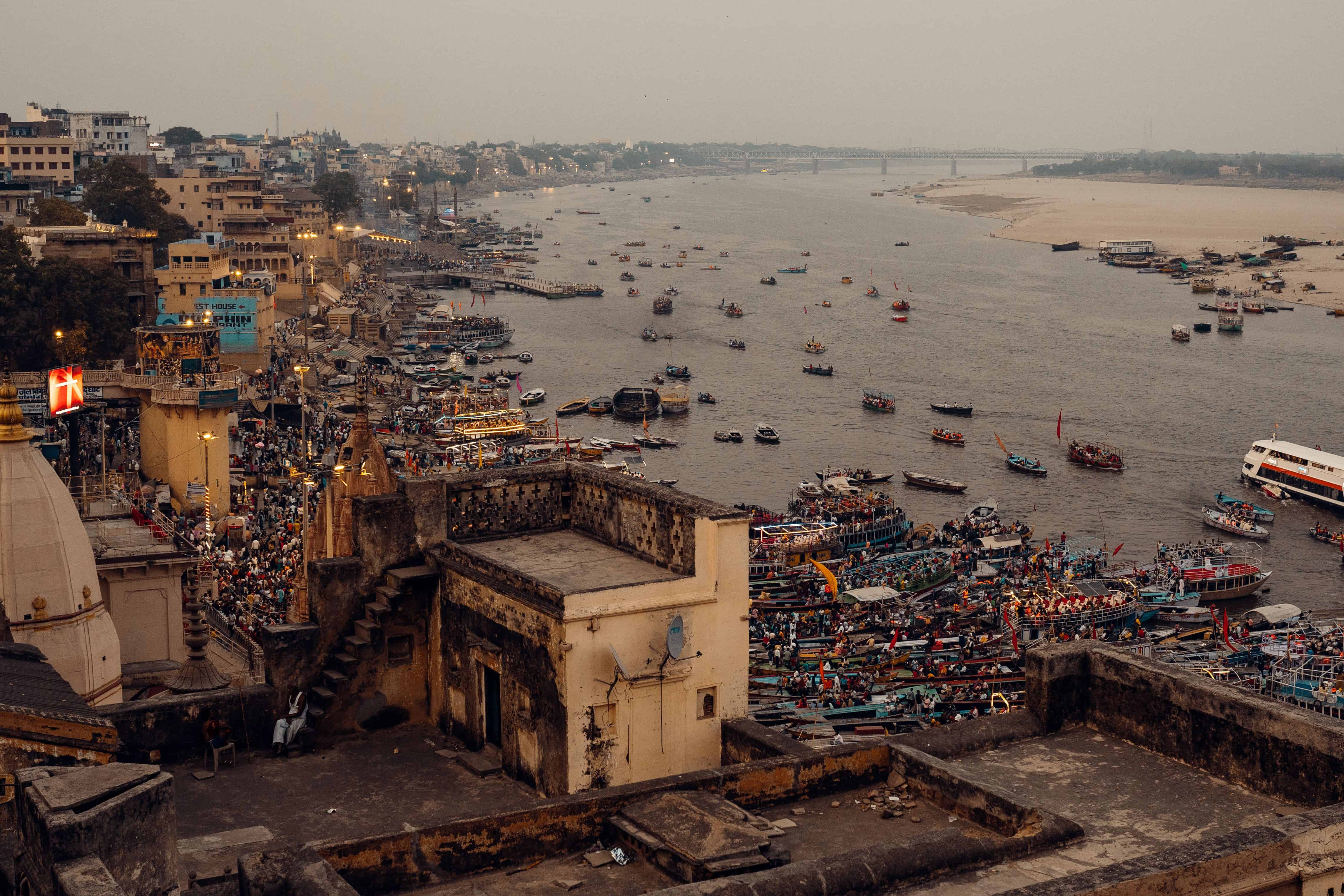 Varanasi riverside scene. Image Courtesy: Sunaina Ravikumar, Pexels