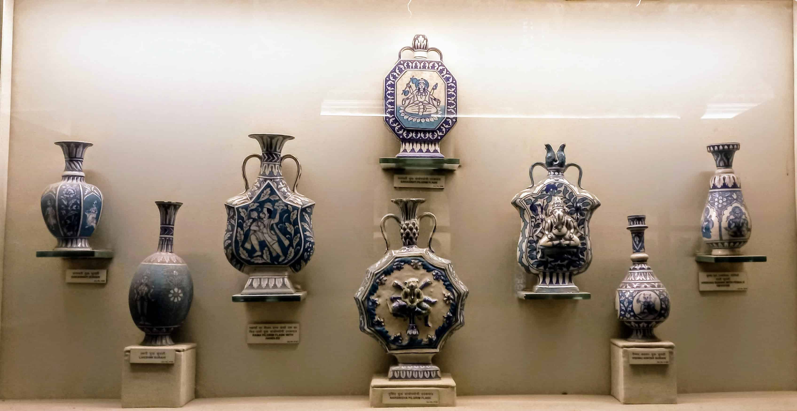 Jaipur’s celebrated blue pottery reflects the colour, craftsmanship and visual heritage explored in 5 Iconic Rajasthani Handicrafts. Image Courtesy: Wikimedia Commons