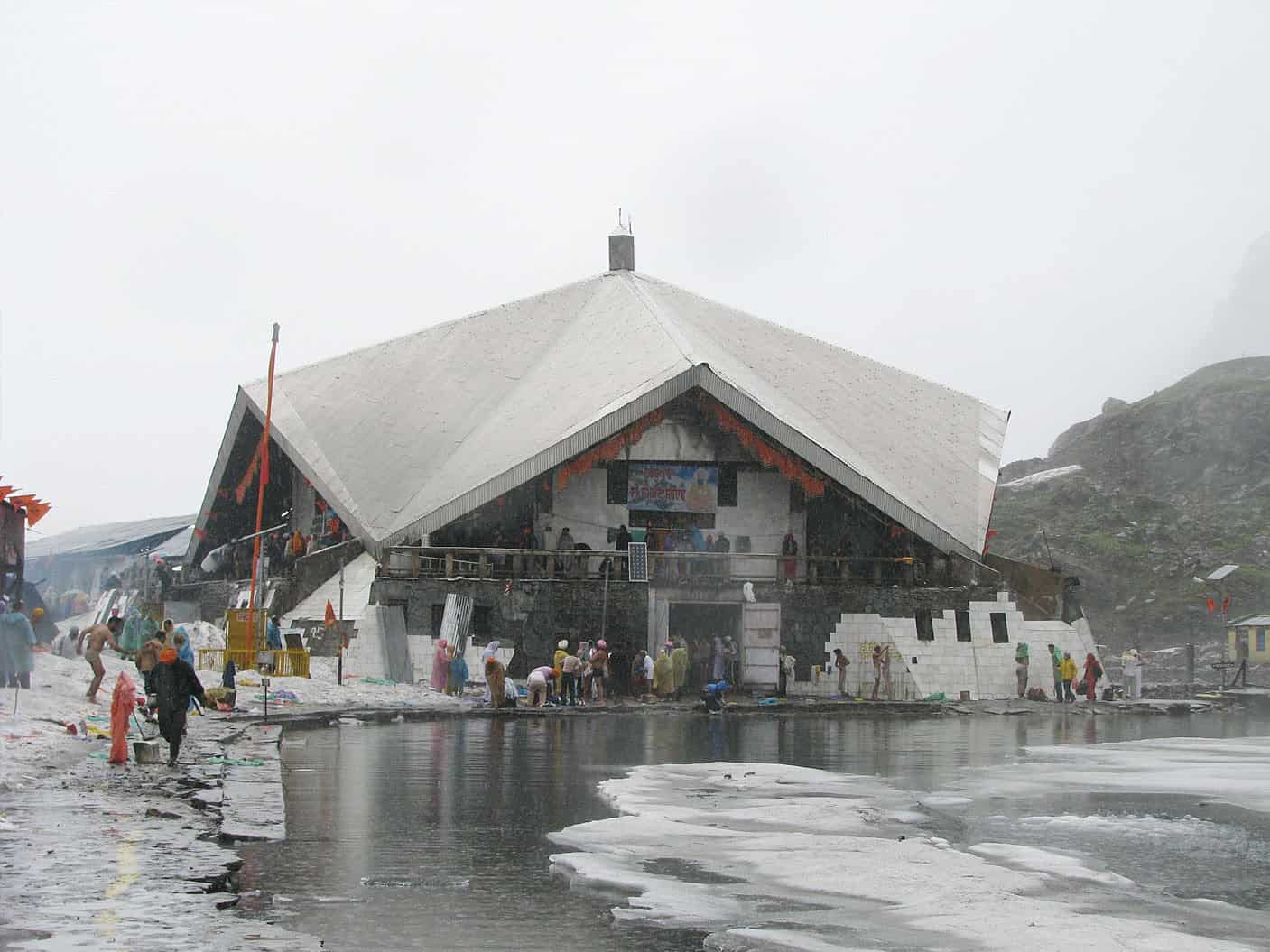 Gurudwara Shri Hemkund Sahib. Image Courtesy: Wikimedia Commons
